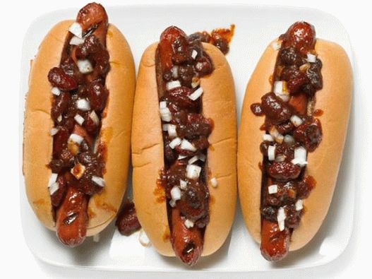 Hot dogok chilivel és grillezett kolbásszal