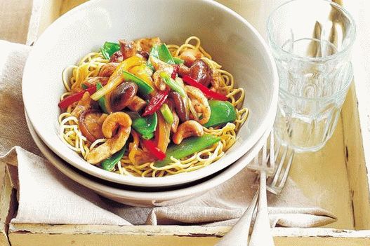 Keverjük sült csirke Ramen tésztával