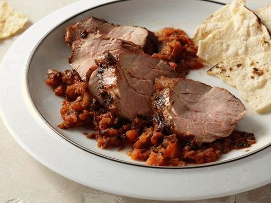 Grillezett sertésborda sült paradicsommal és jalapeno salsa