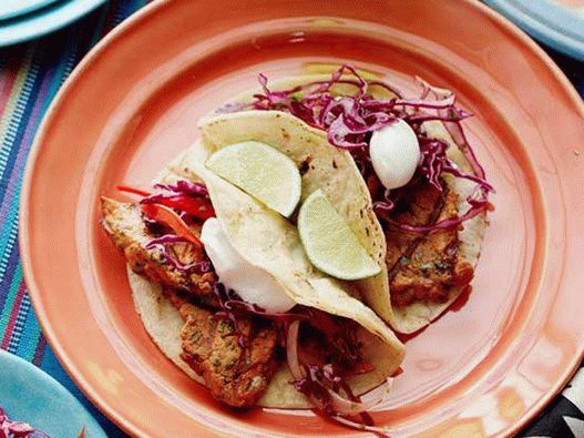 Taco grillezett sertéshús és vörös káposzta