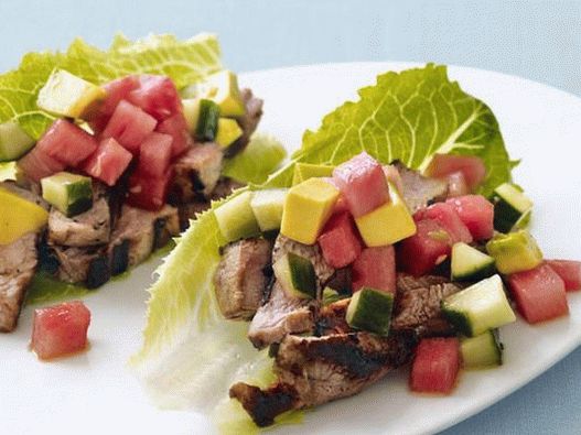 Tacos sertéshús és görögdinnye salátán