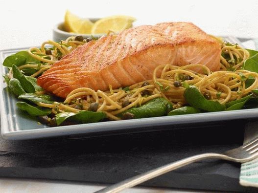 Teljes kiőrlésű spagetti citrommal, bazsalikommal és lazacval