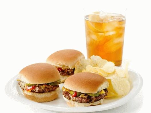 Mini hamburger savanyúsággal