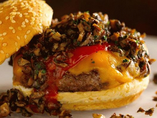 Burger gombával és fűszeres ketchupmal