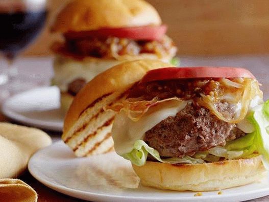 Burger Taleggio sajttal, pancetta, hagyma és mustármártással