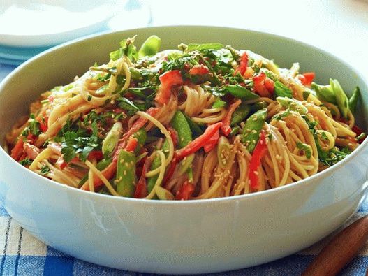 Ropogós spagetti saláta Ropogós spagetti saláta