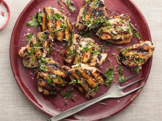 Grillezett csirkecombok pácban Grillezett csirkecombok pácban