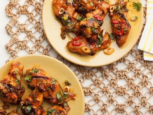 Füstölt grillezett csirkeszárnyak savanyított piros chilivel és dátumokkal Füstölt grillezett csirkeszárnyak savanyított piros chilivel és dátumokkal