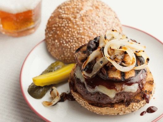 Hamburgerek szelettel egy cédrus grill táblán Hamburgerek szelettel egy cédrus grill táblán