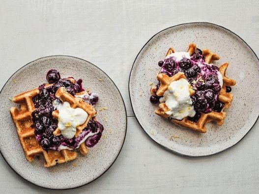 Az étel fényképe - Gofri áfonya kompótdal és citrom-ricotta krémmel