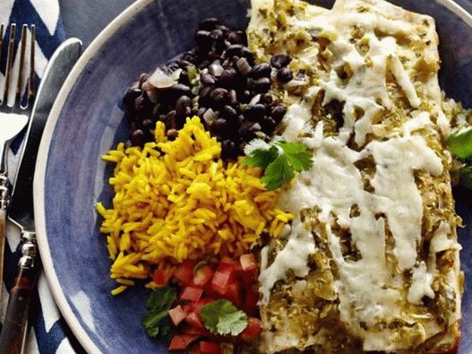 Enchiladas csirkével, körettel, sárga rizzsel és fekete babral