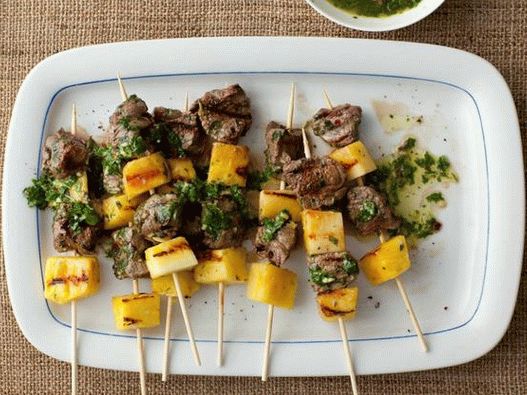 Marha nyárs ananász és petrezselymes szósszal