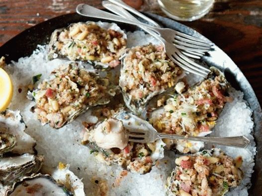 Grillezett kagyló szalonnával és minignett szósszal, paradicsommal és toszkán bazsalikommal