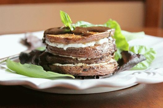 Grillezett puff előétel burgonyából és kecskesajtból