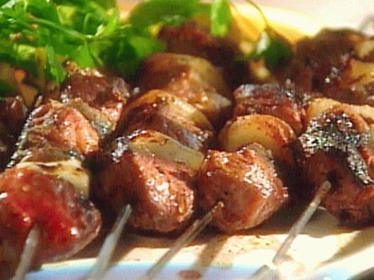 Fotó Marinált bárány kebab joghurtos mártással, chilivel