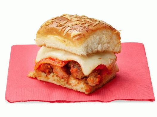 Fotó mini-szendvicsek darált hússal és pepperonival