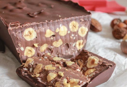 Nugát fényképe Nutella és mogyoróval