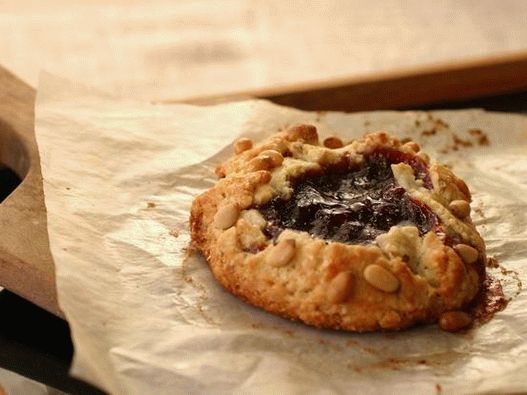 Az étel fényképe - laza keksz sütemény dióval és narancs töltelékkel