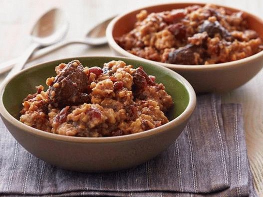 Fotó zabliszt szárított gyümölcsökkel egy lassú tűzhelyben