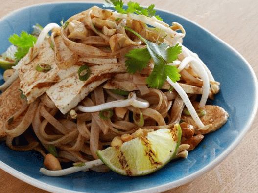 Fénykép Pad Thai grillezett csirkével és tofuval