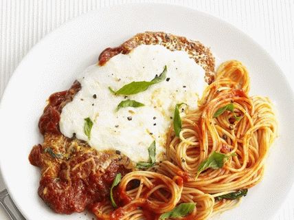 Fénykép tészta cappellini-ból csirke húsgombóccal és mozzarellával