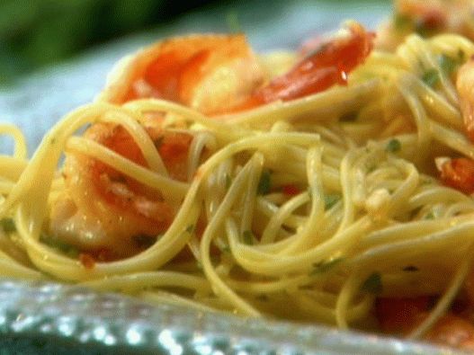 Fénykép a tészta linguine-ból citrommal és scampi garnélarákkal