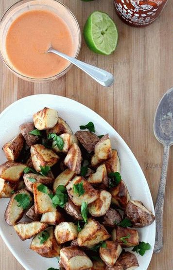 Patatas Bravas fényképe Aioli paradicsomos szósszal