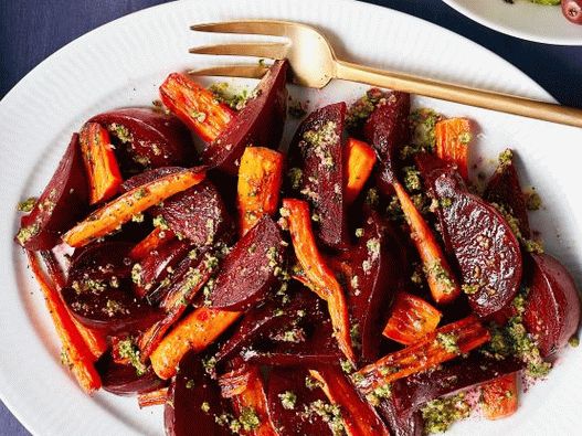 Fénykép sült sárgarépa és cékla pekándióval