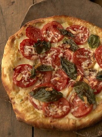 Fotópizza paradicsommal és bazsalikommal