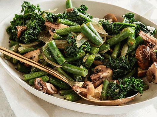 Fotó fűszeres zöldbab parmezánnal és kelkáposzta