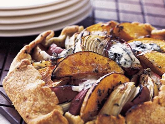 Fénykép Galette Pie tökből, kék sajtból és kakukkfűből