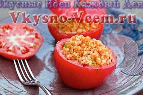 Pilaf barna rizsből, zöldséggel és egy tányérra tálalva
