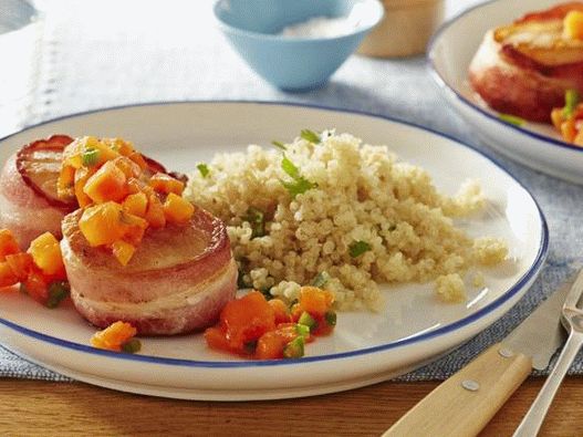 Szalonnába csomagolt fésűkagyló papaya szószban és quinoa körettel