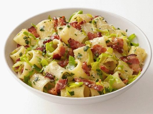 Rigatoni tészta szalonnával és póréhagymával