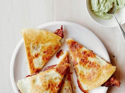 Quesadilla szalonnával, datolival és manchego sajttal