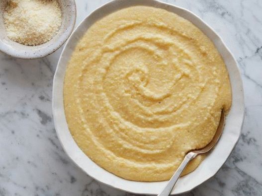 Polenta fényképe egy lassú tűzhelyben