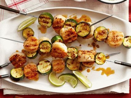 Fotó fűszeres kagyló kebab és cukkini