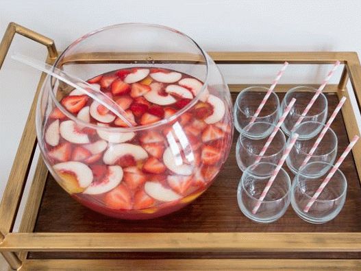 Fotócsalád pezsgővel és rózsaszín limonádéval