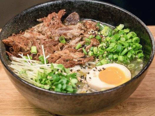Fénykép Ramen-ről Tonkotsu levesben ropogós sült kacsa mellett