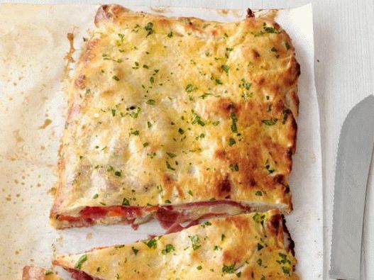 Az étel fotója - Calzone szalámi kolbásszal és mozzarella sajttal