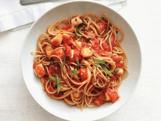 Az étel fényképe - spagetti és fésűkagyló, marinara szószban füstölve
