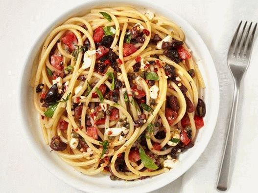 Fotó az ételről - Spagetti paradicsommal, olajbogyóval és kapribogyóval