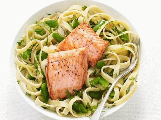 Az étel fényképe - fettuccine lazactal és cukorborsóval