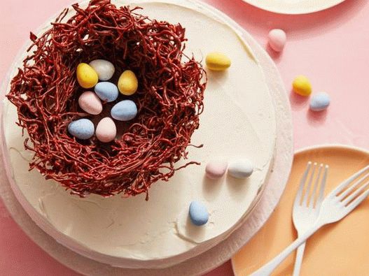 Húsvéti torta madárfészekkel és mini tojásokkal