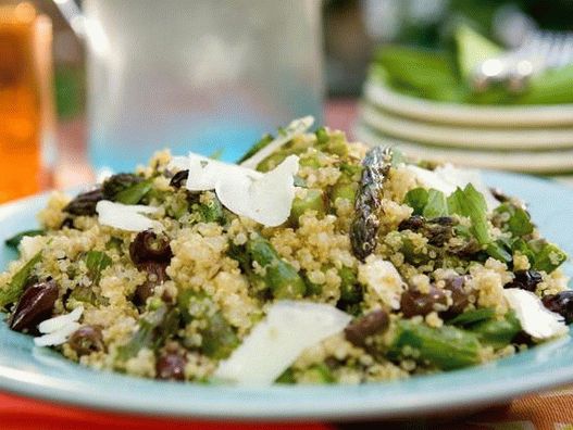 Ételfotózás - Quinoa saláta spárga, kecskesajttal és olajbogyóval