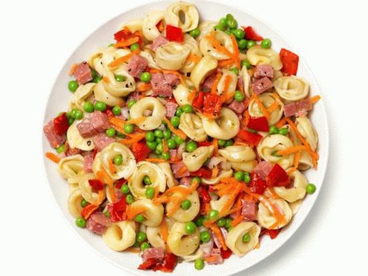 Az étel fényképe - saláta tortellini tészta, kolbász, sárgarépa, zöldborsó és sült paprika