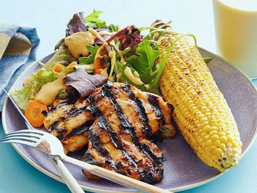 Csirke grillszószban salátával, grillezett kukoricával és turmixral
