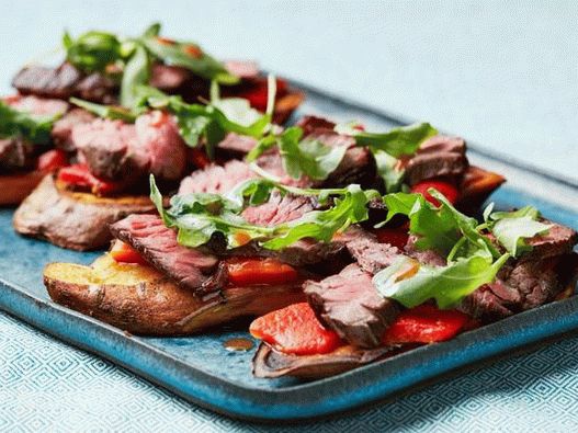 Édes burgonya pirítós steak, sült paprika és sült saláta kitûnõ