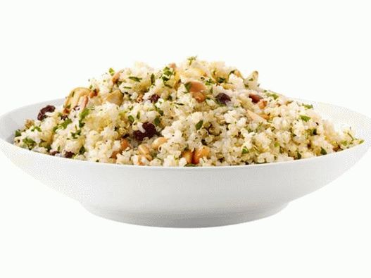 Quinoa gabonafélék fokhagymával, fenyőmaggal és mazsolával