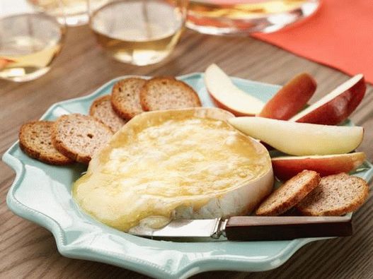 Meleg Brie sajt Fuji almával, körtével és Melba pirítóssal